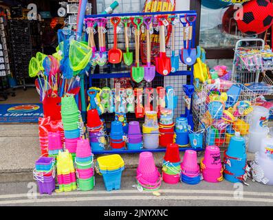 Exposition au bord de la route de flatables colorées et de jouets de plage dans une boutique par le Cobb à Lyme Regis sur la côte jurassique à Dorset, au sud de l'Angleterre Banque D'Images