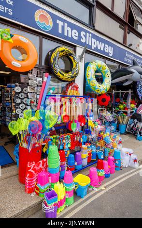 Exposition au bord de la route de flatables colorées et de jouets de plage dans une boutique par le Cobb à Lyme Regis sur la côte jurassique à Dorset, au sud de l'Angleterre Banque D'Images