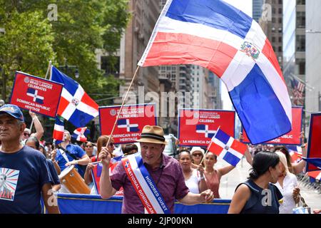 Le contrôleur de New York, Brad Lander, marche le long de la Sixième Avenue lors du défilé annuel de la fête dominicaine sur 14 août 2022 à New York. Banque D'Images