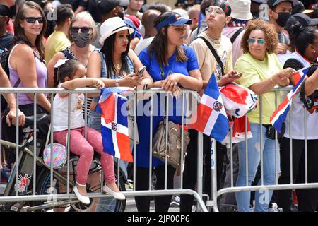 Les New-Yorkais viennent en grand nombre pour assister à la parade de la journée dominicaine le long de l'avenue des Amériques à New York sur 14 août 2022. Banque D'Images