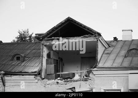 Recentrer d'énormes ruines, épave en Ukraine, la guerre. Maison après attaque russe. L'arrière-plan de la maison a été Kiev maison. Gros plan. Hors foyer. Banque D'Images