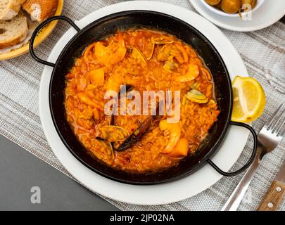 Paella marinera avec crevettes et moules servies sur le frype de fer Banque D'Images