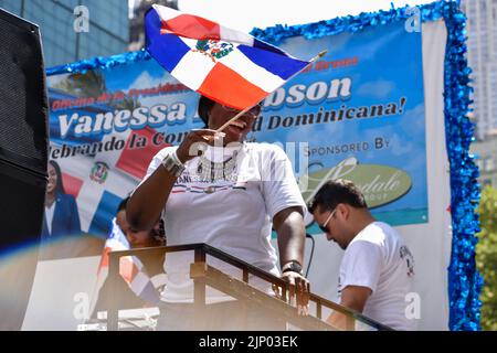 New York, États-Unis. 14th août 2022. Vanessa Gibson, présidente de l'arrondissement de Bronx, marche le long de la Sixième avenue pendant le défilé annuel de la fête dominicaine sur 14 août 2022 à New York. (Photo de Ryan Rahman/Pacific Press) crédit: Pacific Press Media production Corp./Alay Live News Banque D'Images