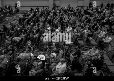 Dallas, Texas, États-Unis. 6th août 2022. Une foule grandissante attend que l'ancien président Donald J. Trump s'exprime au 2022 CPAC Texas, la Conférence d'action politique conservatrice, organisée au Hilton Anatole. (Image de crédit : © Chris Rusanowsky/ZUMA Press Wire) Banque D'Images