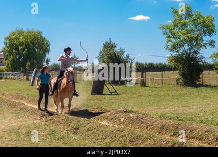 Europe, Luxembourg, Limpach, Equine tir à l'arc 2022 juillet avec un concurrent masculin dans le groupe des débutants Banque D'Images