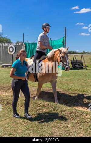 Europe, Luxembourg, Limpach, Equine tir à l'arc 2022 juillet avec un concurrent masculin dans le groupe des débutants Banque D'Images