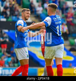 Robbie McDaid & Ethan Devine en action - Linfield vs Portatown, Windsor Park Belfast, dimanche 14th août 2022 Banque D'Images