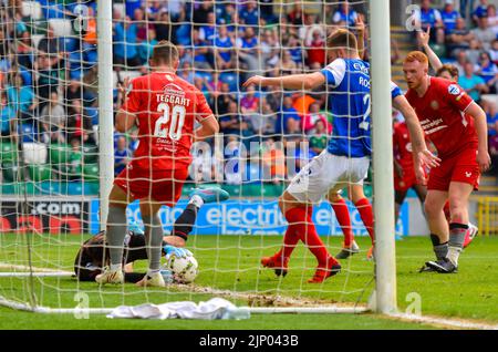 Jethren Barr en action - Linfield vs Portatown, Windsor Park Belfast, dimanche 14th août 2022 Banque D'Images