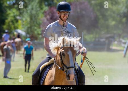 Europe, Luxembourg, Limpach, Equine tir à l'arc 2022 juillet avec un concurrent masculin dans le groupe des débutants Banque D'Images