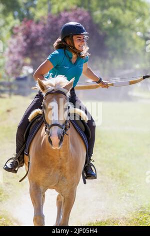 Europe, Luxembourg, Limpach, Equine tir à l'arc 2022 juillet avec une concurrente féminine au sein du groupe professionnel Banque D'Images