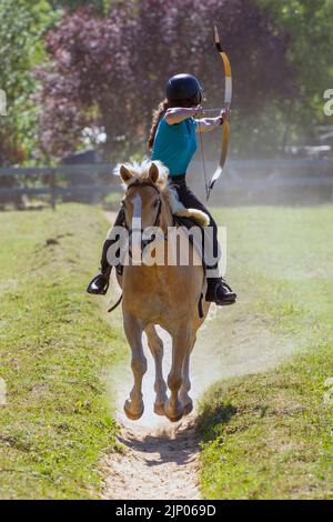 Europe, Luxembourg, Limpach, Equine tir à l'arc 2022 juillet avec une concurrente féminine au sein du groupe professionnel Banque D'Images