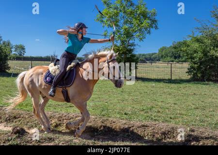 Europe, Luxembourg, Limpach, Equine tir à l'arc 2022 juillet avec une concurrente féminine au sein du groupe professionnel Banque D'Images