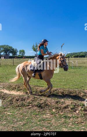 Europe, Luxembourg, Limpach, Equine tir à l'arc 2022 juillet avec une concurrente féminine au sein du groupe professionnel Banque D'Images