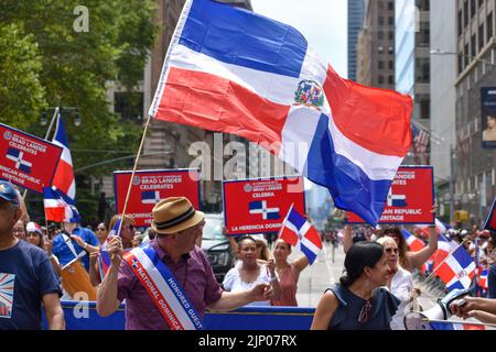 New York, NY, États-Unis. 14th août 2022. Le contrôleur de New York, Brad Lander, marche le long de la Sixième Avenue lors du défilé annuel de la fête dominicaine sur 14 août 2022 à New York. (Credit image: © Ryan Rahman/Pacific Press via ZUMA Press Wire) Banque D'Images