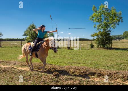 Europe, Luxembourg, Limpach, Equine tir à l'arc 2022 juillet avec une concurrente féminine au sein du groupe professionnel Banque D'Images