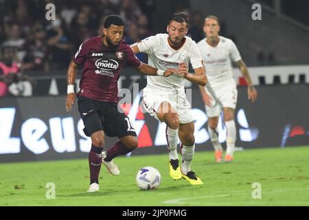 Salerno, Italie. 14th août 2022. Lassana Coulibaly ( États-Unis. Salernitana 1919) et Bryan Cristante ( AS. Roma) est en compétition pour le ballon avec lors de la série Un match de 2022/23 entre US Salernitana1919 et AS Roma Arechi Stadium (photo par Agostino Gemito/Pacific Press) Credit: Pacific Press Media production Corp./Alay Live News Banque D'Images