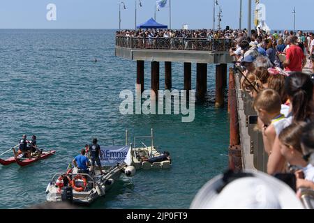 Marina Di Pietrasanta, Italie. 14th août 2022. Installation d'art de 'rembobinage' où la copie des bronzes de course faits par la fonderie Del Chiaro sont retournés à la mer en face de la jetée de Marina di Pietrasanta, un projet créé par Federica Rotondo. (Photo de Stefano Dalle Luche/Pacific Press) crédit: Pacific Press Media production Corp./Alay Live News Banque D'Images