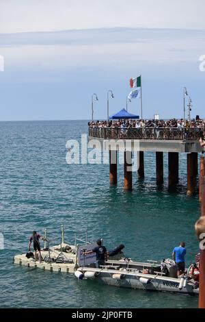 Marina Di Pietrasanta, Italie. 14th août 2022. Installation d'art de 'rembobinage' où la copie des bronzes de course faits par la fonderie Del Chiaro sont retournés à la mer en face de la jetée de Marina di Pietrasanta, un projet créé par Federica Rotondo. (Photo de Stefano Dalle Luche/Pacific Press) crédit: Pacific Press Media production Corp./Alay Live News Banque D'Images