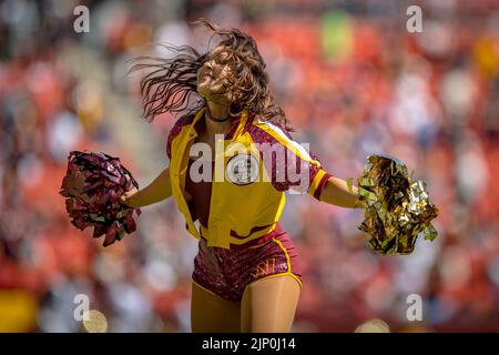 13 août 2022 : les commandants de Washington ont joué un cheerleader en action pendant le match de pré-saison entre les Panthers de la Caroline et les commandants de Washington au champ ex de la Fed à Landover, MD. Photographe: Cory Royster Banque D'Images