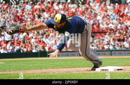 St. Louis, États-Unis. 14th août 2022. Le premier joueur de baseball des Milwaukee Brewers ne peut pas se lancer dans un baseball mal jeté, ce qui donne une base supplémentaire pour les cardinaux de Saint Louis Tommy Edman dans le septième repas au stade Busch de Saint Louis dimanche, 14 août 2022. St. Louis a battu Milwaukee, 6-3. Photo par Bill Greenblatt/UPI crédit: UPI/Alay Live News Banque D'Images