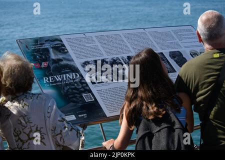 14 août 2022, Marina di Pietrasanta, Italie: ''Rewind'' installation d'art où la copie des bronzes de course de la fonderie Del Chiaro sont retournés à la mer en face de la jetée de Marina di Pietrasanta, un projet créé par Federica Rotondo. (Credit image: © Stefano Dalle Luche/Pacific Press via ZUMA Press Wire) Banque D'Images