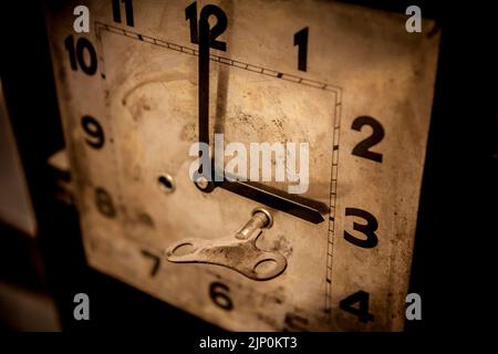 Horloge à enrouleur en laiton antique. Insérer ou lancer un point d'enroulement Banque D'Images