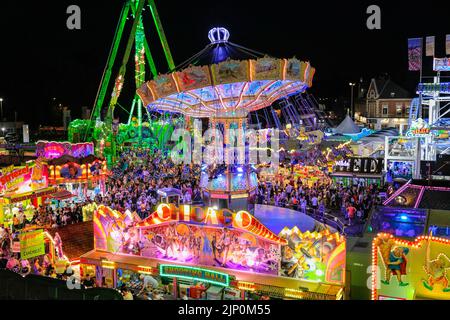 Herne, NRW, Allemagne. 14th août 2022. Cranger kirmes, la plus grande foire d'attraction d'Allemagne de 3rd avec une tradition datant du milieu âge, est revenu à des numéros de visiteurs pré-pandémique avec plus de 3,9m fréquentant dans le temps chaud et ensoleillé, en appréciant les manèges, rollercoasters, salles de bière, nourriture et boissons. La foire s'est terminée ce soir par des feux d'artifice au-dessus du canal proche du Rhin-Herne. Credit: Imagetraceur/Alamy Live News Banque D'Images