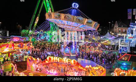 Herne, NRW, Allemagne. 14th août 2022. Cranger kirmes, la plus grande foire d'attraction d'Allemagne de 3rd avec une tradition datant du milieu âge, est revenu à des numéros de visiteurs pré-pandémique avec plus de 3,9m fréquentant dans le temps chaud et ensoleillé, en appréciant les manèges, rollercoasters, salles de bière, nourriture et boissons. La foire s'est terminée ce soir par des feux d'artifice au-dessus du canal proche du Rhin-Herne. Credit: Imagetraceur/Alamy Live News Banque D'Images