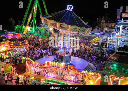 Herne, NRW, Allemagne. 14th août 2022. Cranger kirmes, la plus grande foire d'attraction d'Allemagne de 3rd avec une tradition datant du milieu âge, est revenu à des numéros de visiteurs pré-pandémique avec plus de 3,9m fréquentant dans le temps chaud et ensoleillé, en appréciant les manèges, rollercoasters, salles de bière, nourriture et boissons. La foire s'est terminée ce soir par des feux d'artifice au-dessus du canal proche du Rhin-Herne. Credit: Imagetraceur/Alamy Live News Banque D'Images