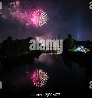 Herne, NRW, Allemagne. 14th août 2022. Les feux d'artifice au-dessus du canal terminent le dernier jour de la foire. Cranger kirmes, la plus grande foire d'attraction d'Allemagne de 3rd avec une tradition datant du milieu âge, est revenu à des numéros de visiteurs pré-pandémique avec plus de 3,9m fréquentant dans le temps chaud et ensoleillé, en appréciant les manèges, rollercoasters, salles de bière, nourriture et boissons. La foire s'est terminée ce soir par des feux d'artifice au-dessus du canal proche du Rhin-Herne. Credit: Imagetraceur/Alamy Live News Banque D'Images