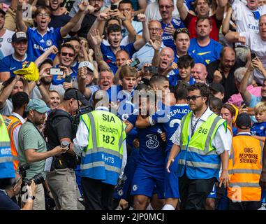 Londres, Royaume-Uni. 15th août 2022. Le Reece James (Front, C) de Chelsea célèbre après avoir marquant le deuxième but de son côté lors du match de la Premier League anglaise entre Chelsea et Tottenham Hotspur à Londres, en Grande-Bretagne, le 14 août 2022. Le jeu s'est terminé par un tirage de 2-2. Credit: Xinhua/Alay Live News Banque D'Images