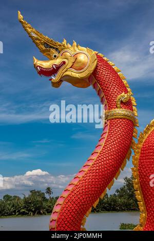 La gigantesque statue de Phaya Nak à Wat Saman Rattanaram à Chachoengsao en Thaïlande, célèbre pour son image de Ganesha rose vif. Banque D'Images