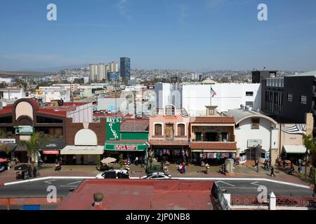 Tijuana, Basse-Californie, Mexique - 11 septembre 2021 : la lumière de l'après-midi brille sur la rue principale touristique du centre-ville de l'Avenida Revolución. Banque D'Images