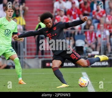 Munich, Allemagne. 14th août 2022. Leroy Sane du Bayern Munich tire lors du match de football allemand de la première division Bundesliga entre le FC Bayern Munich et le VfL Wolfsburg à Munich, Allemagne, 14 août 2022. Credit: Philippe Ruiz/Xinhua/Alay Live News Banque D'Images