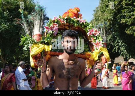 Londres, Royaume-Uni, 14th août 2022. Le festival annuel Hindou Chariot organisé par le temple de Tamil Kanaga Thurkkai Amman revient après trois ans et est tenu pour marquer la victoire de Lord Murguran contre un démon appelé Soorapadem, qui a été tué avec une lance. L'événement attire des milliers de participants du Royaume-Uni et de toute l'Europe, où des rituels religieux ont lieu sur une procession avec des chars près du temple. Crédit : onzième heure Photographie/Alamy Live News Banque D'Images