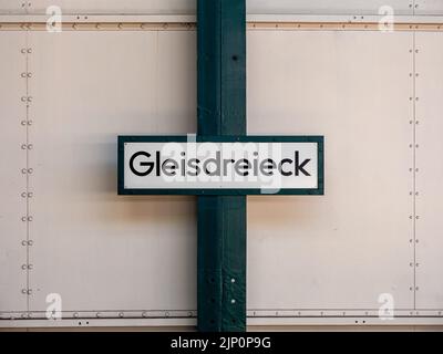 Panneau nominatin Gleisdreieck sur le mur de la station de métro. Panneau avec la gare de Berlin, Allemagne. Architecture des transports en commun. Banque D'Images