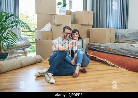 Le premier jour de nos nouvelles digs. Un couple heureux prenant des selfies ensemble le jour de déplacement. Banque D'Images