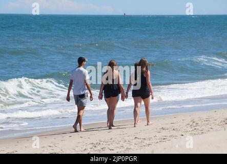 Dewey Beach, Delaware, U.S.A - 13 août 2022 - Un groupe d'adolescents qui marchent sur la plage Banque D'Images