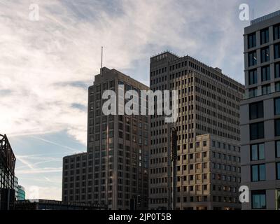 Le gratte-ciel Delbrück se trouve sur la Potsdamer Platz dans la ville. La société Kollhoff Architekten était impliquée. Architecture moderne en hauteur. Banque D'Images