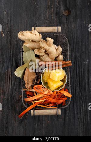 Sélection de Focus Rempah ou herbes, ingrédients pour préparer Wedang Uwuh, boisson traditionnelle indonésienne Banque D'Images