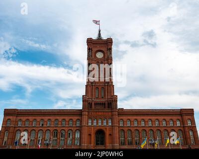 Hôtel de ville rouge à Berlin-Mitte. Le bâtiment mural en briques est une destination de voyage célèbre dans la capitale de l'Allemagne. Différents drapeaux flottent. Banque D'Images