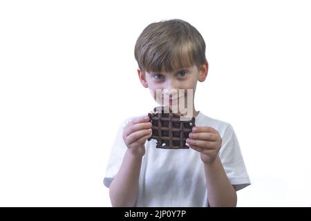 Joyeux garçon avec une gaufre au chocolat sur fond blanc. Banque D'Images