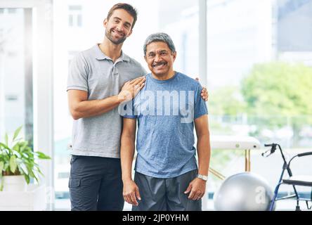 HES ma priorité numéro un. Portrait court d'un jeune physiothérapeute masculin aidant un patient âgé à se rétablir. Banque D'Images