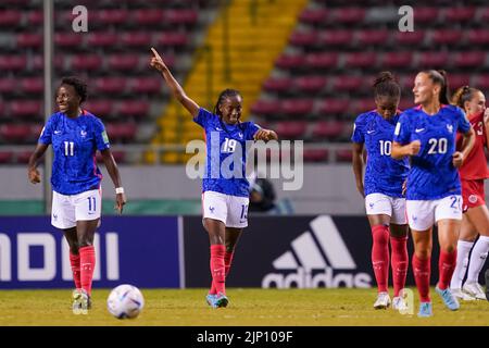 San José, Costa Rica. 14th août 2022. San José, Costa Rica, 14 août 2022: Manssita Traore (19 France) célèbre le deuxième but de son équipe par Magnaba Folquet (10 France) lors de la coupe du monde des femmes FIFA U20 Costa Rica 2022 match de football entre la France et le Canada à l'Estadio Nacional de San José, Costa Rica. (Daniela Porcelli/SPP) crédit: SPP Sport presse photo. /Alamy Live News Banque D'Images