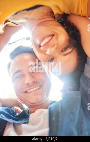 À la lumière de l'amour. Portrait d'un jeune couple affectueux qui se tient debout dans le parc. Banque D'Images