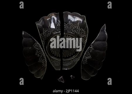 bol en verre cassé avec fond noir pour le concept Banque D'Images