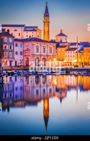 Piran, Slovénie. Belle vue au crépuscule de la marina d'Oldtown sur la mer Adriatique, la place Tartini, le concept de voyage slovène. Banque D'Images