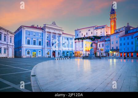 Piran, Slovénie. Belle vue au crépuscule de l'ancienne place Tartini, Voyage en arrière-plan slovène. Banque D'Images