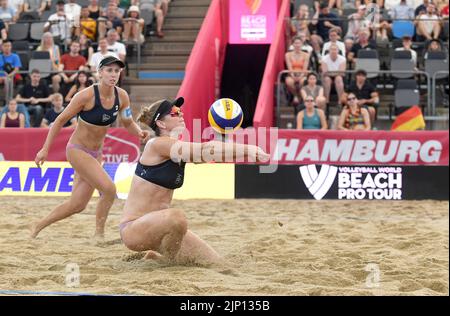 Hambourg, Allemagne. 14th août 2022. Beach volley, Beach Pro Tour, 14 août 2022, Stadion am Hamburger Rothenbaum, Julia Sude (avant) et Karla Borger crédit: Michael Schwartz/dpa/Alay Live News Banque D'Images