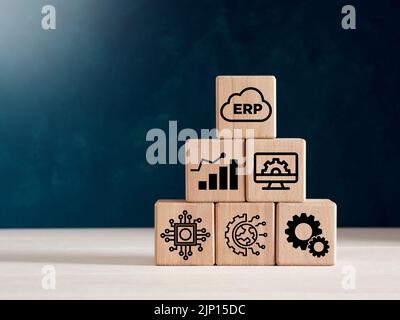 Concept d'entreprise de services ERP dans le cloud et de technologie numérique. Icônes ERP de planification des ressources d'entreprise sur la pyramide des cubes en bois ascendant. Banque D'Images